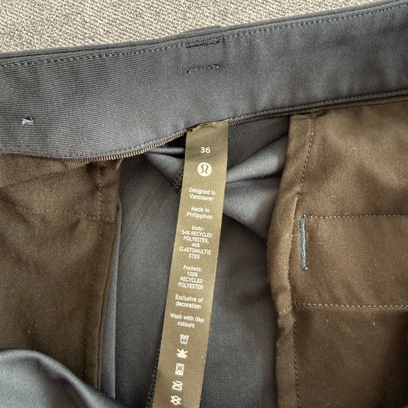 Lululemon Athletica Men's Deep Blue Flat Front Shorts - Picture 3 of 3